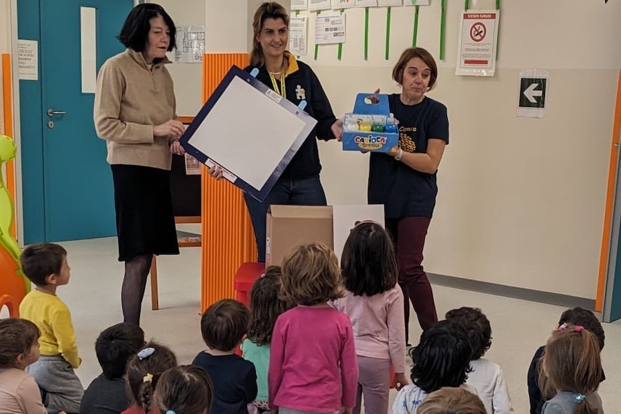 Ogni classe un tassello: tanti tasselli per un unico gigantesco pacco regalo per i bimbi del Regina Margherita
